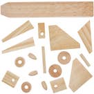 Houten ruimteveer Sets: losse lichtbruine houten onderdelen in diverse vormen en maten, waaronder schijven, blokjes en driehoeken.