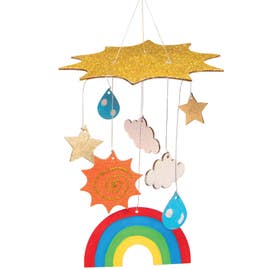 Regenboog Mobiel van Hout: houten hangmobiel met glinsterende gouden wolk, sterren, zon, wolken, blauwe regendruppels en kleurrijke regenboog